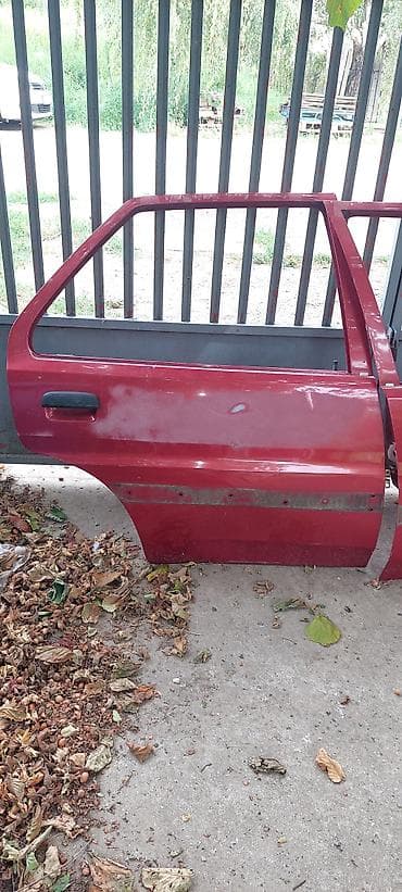 fiksatori za patosnice: (Pežo 106) Karoserijski delovi – levi bok (prednji i zadnji deo — 4