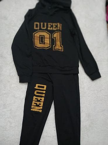 flekice za cipele: Ženski komplet trenerke “QUEEN 01” – crna sa zlatnim printom - Dvod — 2