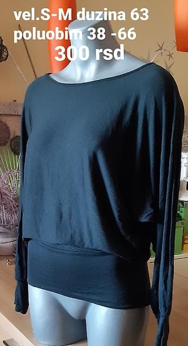 Women's Footwear: Crna ženska bluza sa širokim čamcem izrezom i dugim rukavima. Model je — 2