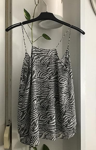 bunda na nemackom: H&M majica
Zebra print
Velicina 34
Zaista kao nova — 2