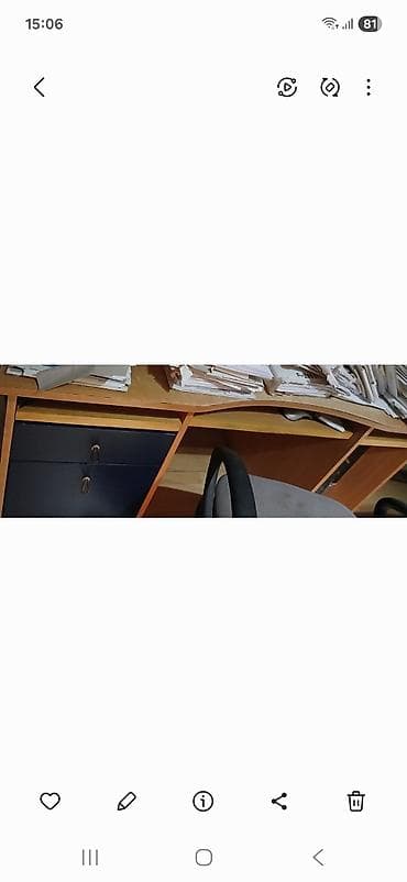 Radni sto / računaraski sto sa više odeljaka - Prostrana radna ploča