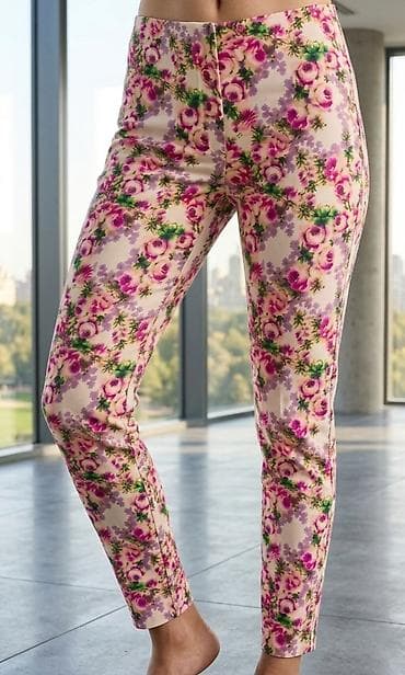 Ženske slim-fit pantalone sa cvetnim printom - Kroj: uske nogavice