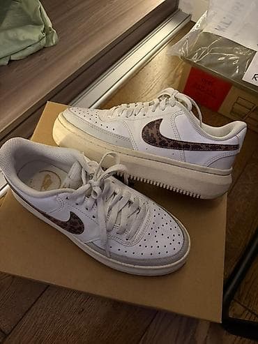 Nike patike – kožne patike u beloj boji. -Veličina 38.5 (24.5cm)