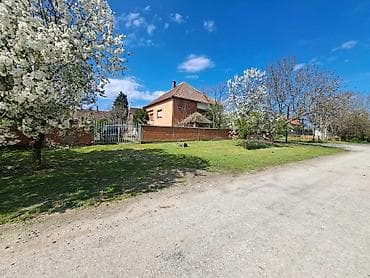 montazna kuca 80 kvadrata: Porodična kuća u Surduku sa uređenim dvorištem - Dvospratna zidana — 9