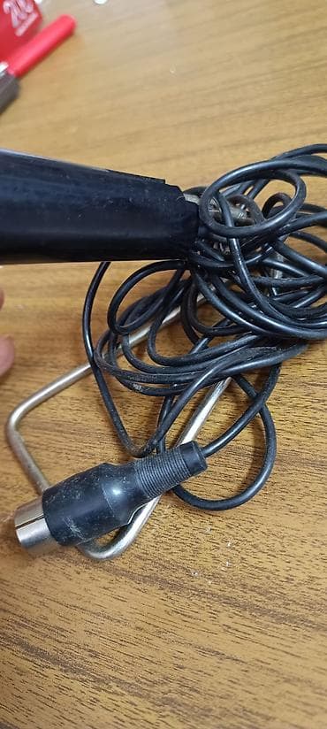 Žičani dinamički mikrofon sa stalkom - Tip: dinamički, žični -