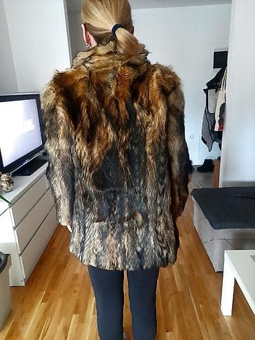 Ženska bunda od krzna, klasičnog kroja do kukova. Bogata, prirodna