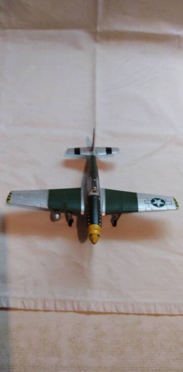 magnum pi sa prevodom: Avion Amercom North American Mustang slomljena antena, ima samo 1 krak — 2