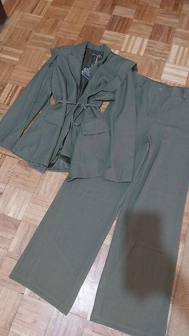 Ženski komplet – sako i pantalone u maslinasto zelenoj boji