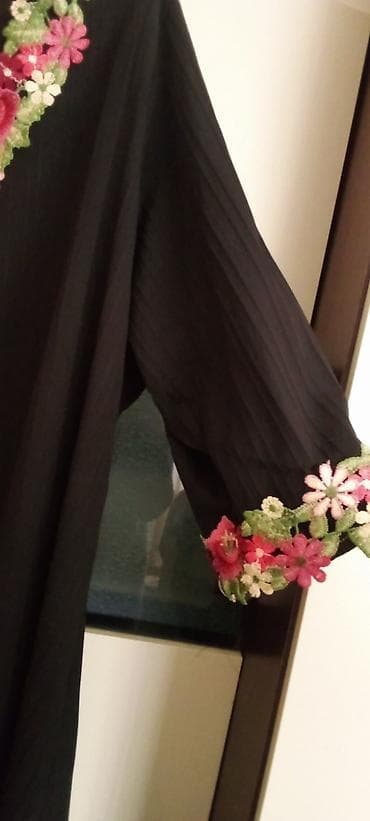 suknja m: Crna haljina sa cvetnim vezom - Model: ravna, dugačka do ispod — 3