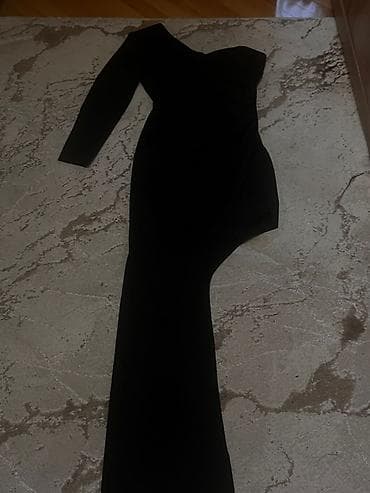 Kompleti, Kombinezoni: Set odeće 1) Elegantna crna haljina - Duga, uz telo, asimetrična — 1