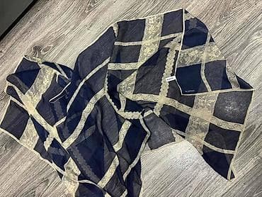 Prelepa velika Valentino ešarpa od 100% svile. Ne znam da li je na lalafo.rs Prelepa velika Valentino ešarpa od 100% svile. Ne znam da li je