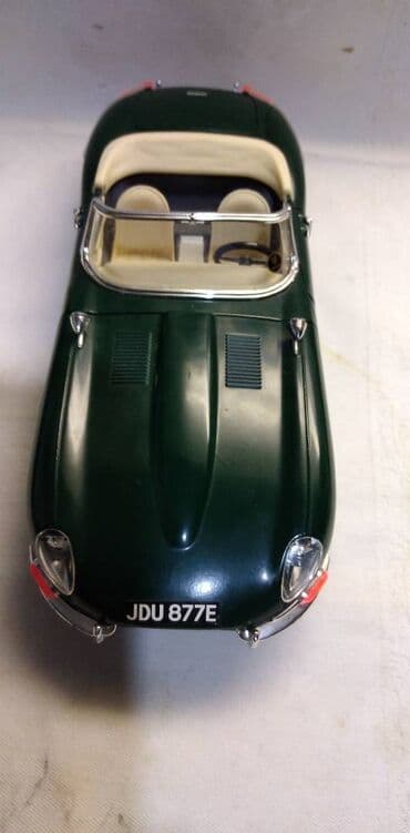 kinder joy harry potter figurice: Burago Jaguar E type 1/18.Polovan je bez kutije,ali kao nov — 2