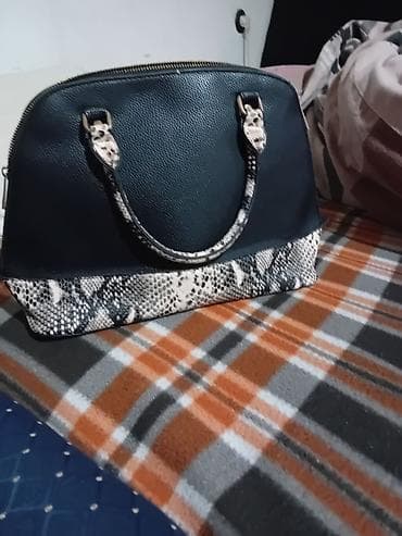 Elegantna ženska torba – crna sa detaljima u dezenu zmijske kože -