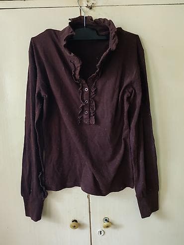 Ženska bluza dugih rukava u tamno braon boji. Model sa volanom oko