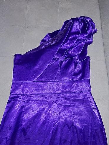 Haljine: AMISU Elegantna ljubičasta koktel haljina na jedno rame VEL.M - — 2