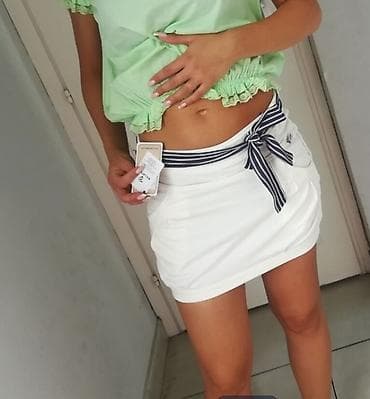 tema: Bela ženska mini suknja sa prugastim pojasom - Model — 3