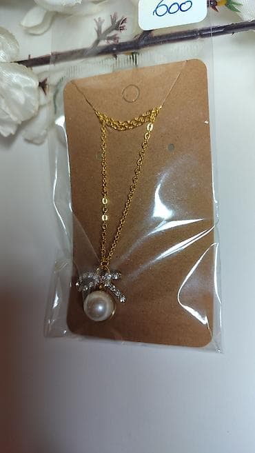 hm torba za plazu: Zlatna ogrlica sa priveskom – biserna kuglica i mašnica od kristala — 3