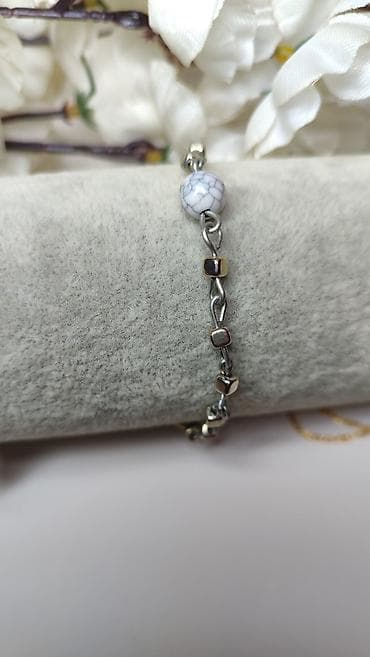 Novčanici: Delikatna narukvica sa dekorativnom kuglicom i metalnim karikama - — 2