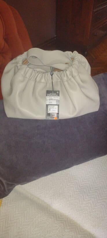 kais za torbu mona: Moderna ženska torba – mekana „pouch“/scrunch dizajn - Boja: svetla — 5