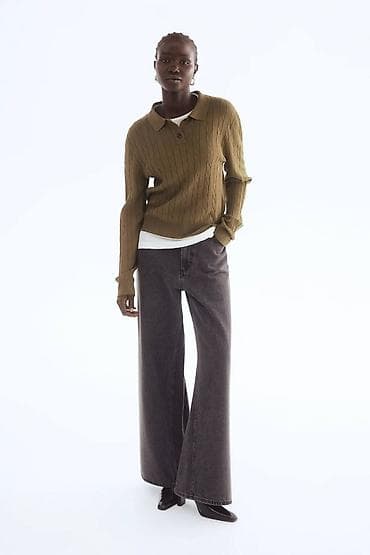 Polo pleteni dzemper izradjen od meke i tanje trikotaze Dostupna