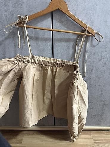 Bershka bež top sa puf rukavima - Brend: Bershka - Veličina: M (EUR M