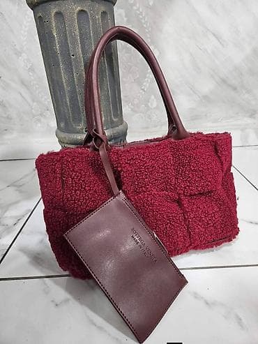 Sweatpants: Ženske torbe – izbor modela - Elegantna crna crossbody torba sa — 9