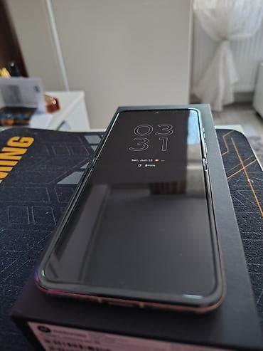 aparat za palacinki: Motorola Razr 50, 8/256 – preklopni smartfon sa dva ekrana, stanje 9 — 1
