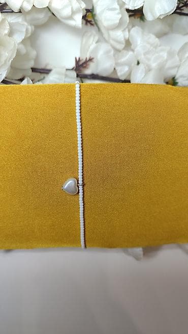 fitnes narukvica: Narukvica sa perlama – beli minimalistički dizajn sa privjeskom srce — 3