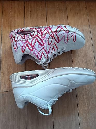 tereks patike planeta: Par belih Skechers patika, jedan par je potpuno beo, dok je drugi — 5