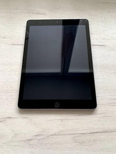 IPad 5 128GB iCloud otključan Serijski broj: GCGVMCT2HLFD Na punjaču