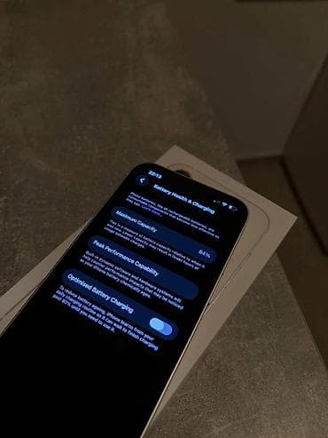 win win telefon: Apple iPhone (bela boja) sa originalnom kutijom. Dve zadnje kamere — 5