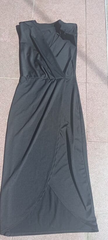 Headgear: Dve ženske haljine 1) Crna midi haljina - Elegantna, bez rukava - — 1