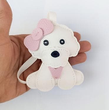 Ručno rađeni privezak/ukras – Bišon sa mašnicom - Materijal: eko koža