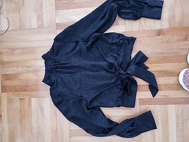 tunike modeli: Crna elegantna bluza sa mašnom na leđima. - Model s visokim — 3