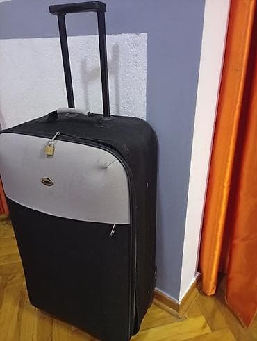 sat za ruku: Veliki kofer na točkićima sa teleskopskom ručkom. OKO 75 40 25. dob — 6