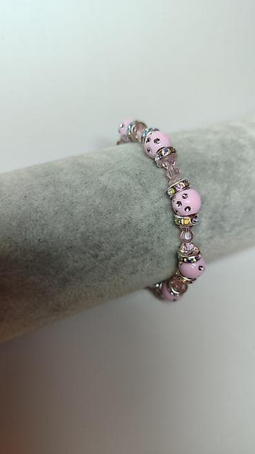 Ružičasta narukvica sa kristalnim perlama i sjajnim distancerima -