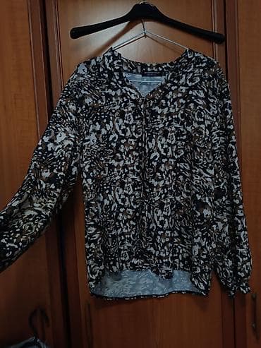 pull and bear majice: Ženska bluza - Model: dugačak rukav sa blagim volanom/ranflom na — 1