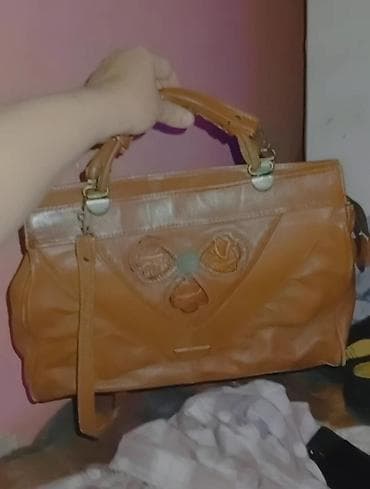 Ženska torba od kože/eko-kože u toploj karamela braon boji. Model sa