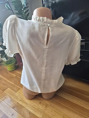 pull and bear sakoi: Elegantna krem bluzica sa kratkim puf rukavima i volančićima. Prednji — 2