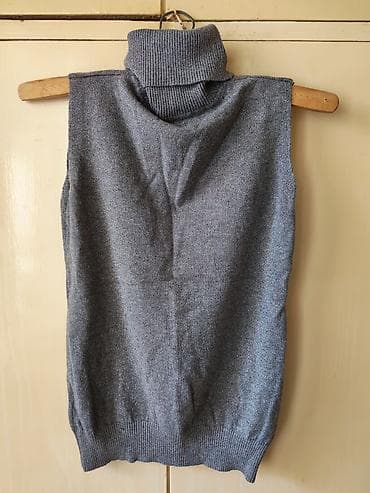 Sivi ženski bezrukavnik sa rol-kragnom - Model: bez rukava, uspravan