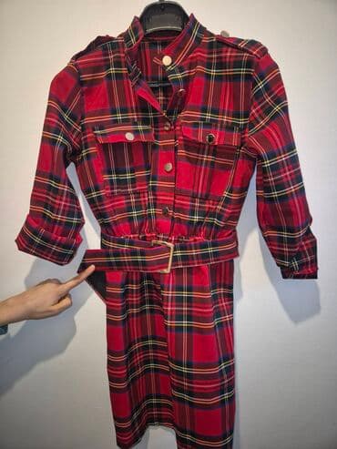 Dve haljine – crvena tartan košulja-haljina i crvena čipkana haljina — 2