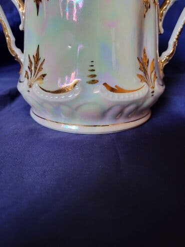 zemljane posude: Bombonijera 1914 do 1918g. porcelan,sedef glazura. Bombonijera je — 2