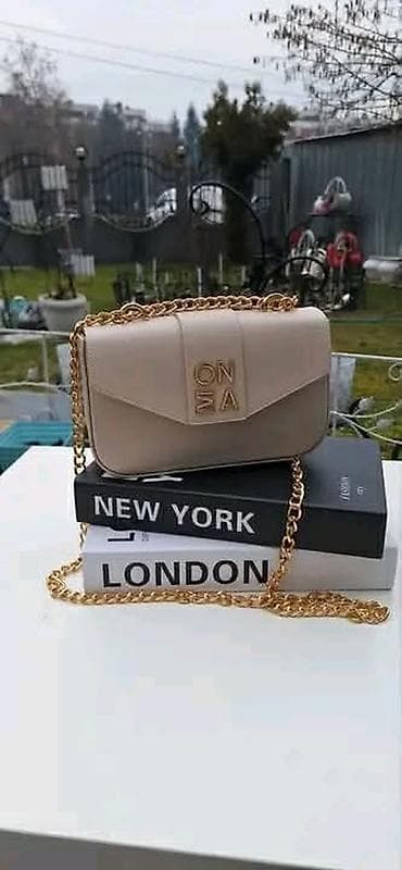 Ženska crossbody torbica sa zlatnim lancem - Model: kompaktna torbica