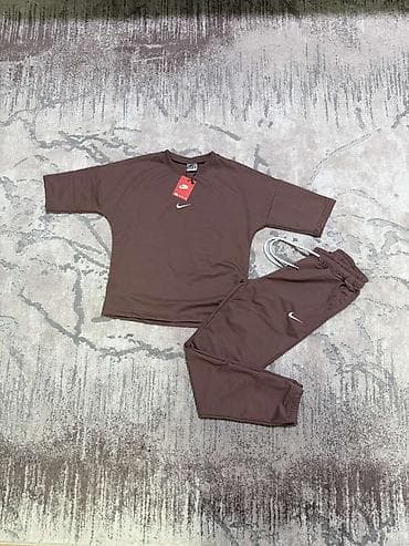 Sweatsuit Sets: Dvodelni ženski komplet – majica s kratkim rukavima i donji dio — 8