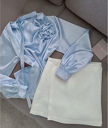 markirane kosulje: Svilena ženska bluza sa dekorativnom ružom - Materijal: glatka — 4