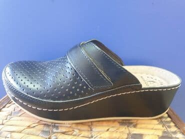 crocs zenske klompe: Kozne anatomske klompe 
Cena 3950 din 36-41 — 15