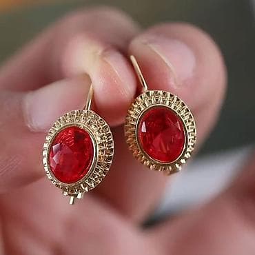 van cleef nakit cena: Zlatne viseće minđuše s crvenim ovalnim kamenjem - Dizajn: elegantne — 2