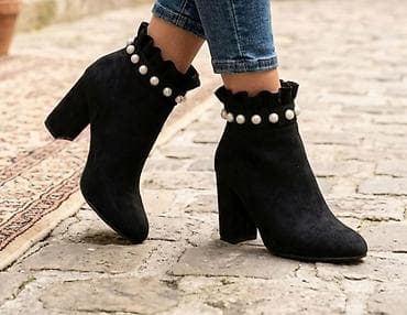 Crne ženske gležnjače sa blok štiklom i dekorativnim biserima -