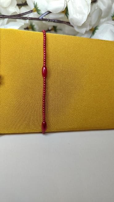 narukvica od skoljki: Crvena narukvica od perlica – minimalistički dizajn - Ručno nizane — 2