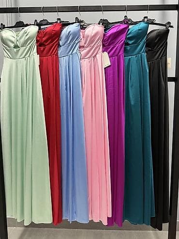 stradivarius haljine: Elegantna duga svečana haljina bez bretela
S M L
3700 din — 5